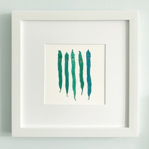 Op de afbeelding: Vijf groene bonen met gezichten en strikjes staan in een rij. De bonen zijn getekend in een cartoon-stijl met verschillende tinten groen.