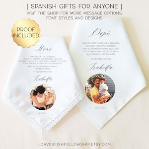 May include: White handkerchiefs with lace trim, personalized with photos and Spanish text. One says "Mam&aacute;" and the other "Pap&aacute;", with custom messages and the name "Isabella". Includes a proof seal.