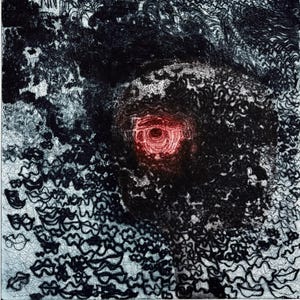 Puede incluir: Obra de arte abstracta en blanco y negro con una forma central roja en forma de ojo. La impresión presenta un intrincado trabajo de líneas y una apariencia texturizada, con un brillo rojo en la parte superior. La obra de arte está sobre un fondo blanco.