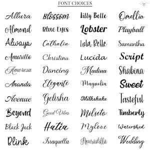 Op de afbeelding: Een zwart-wit overzicht met de titel FONT CHOICES, met een raster van twee&euml;ndertig verschillende letterstijlen. Elk item toont een unieke naam geschreven in het bijbehorende lettertype, vari&euml;rend van elegante cursieve scripts tot dikke, moderne letters.