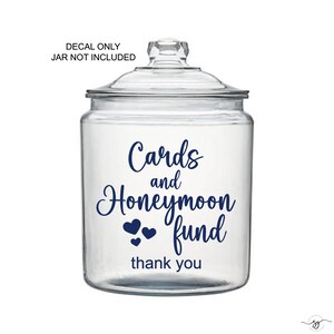 Op de afbeelding: Een doorzichtige glazen pot met deksel voorzien van donkerblauwe vinyltekst "Cards and Honeymoon fund", drie kleine hartjes en de tekst "thank you" eronder. De afbeelding bevat de tekst "DECAL ONLY JAR NOT INCLUDED".