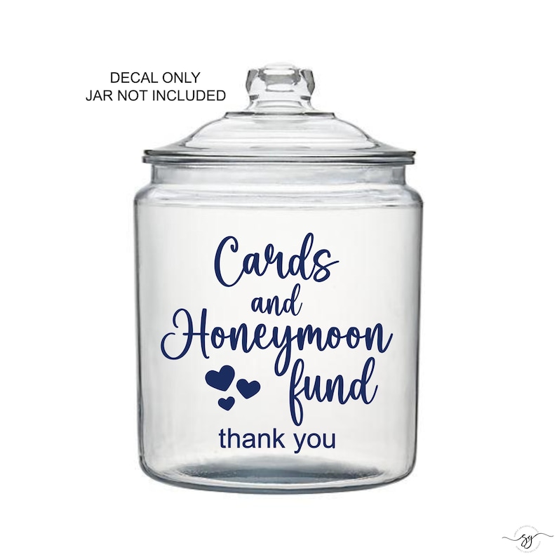 Op de afbeelding: Een doorzichtige glazen pot met deksel voorzien van donkerblauwe vinyltekst "Cards and Honeymoon fund", drie kleine hartjes en de tekst "thank you" eronder. De afbeelding bevat de tekst "DECAL ONLY JAR NOT INCLUDED".