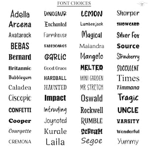 Op de afbeelding: Een tabel met de titel FONT CHOICES die een lijst met zwarte tekstvoorbeelden in verschillende lettertypes weergeeft, waaronder Adella, Arcena, Avatarock, BEBAS, Bernard, Britannic, Bubblegum, Caladea, Ciscopic, CONFETTI, Cooper, Courgette, CREMONA, DINOSAUR, Enchanted, Farmhouse, FATTYCAKES, GARLIC, Good Grace, HARDBALL, HAUNTED, Impact, Intruding, Joynoted, Kurale, Laila, LEMON, Lumberjack, Magical, Maiandra, Mangelo, MELTED, MINI GARDEN, MR STRETCH, Oswald, Rockwell, RUMBLE, SCREAM, Segoe, Sharper, SHOWCARD, Silver Fox, Source, Strawberry, SUCCUENT, Times, Timmana, Tragic, UNCLE, VARSITY, Wonderful en Yummy.