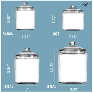 Peut inclure: Quatre bocaux en verre avec couvercles de diff&eacute;rentes tailles. Les bocaux sont &eacute;tiquet&eacute;s avec leur capacit&eacute; en gallons et en quarts. Les bocaux sont de 1/2 gallon, 1 gallon, 2 gallons et 3 quarts.
