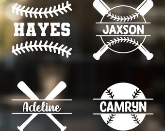 Pode incluir: Quatro adesivos de vinil branco com temas de beisebol. No canto superior esquerdo, o nome HAYES entre duas costuras curvas de beisebol. No canto superior direito, o nome JAXSON dentro de uma bola dividida com tacos cruzados. No canto inferior esquerdo, Adeline com tacos cruzados. No canto inferior direito, CAMRYN dentro de uma bola dividida.