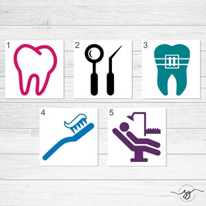 Puede incluir: Cinco iconos coloridos que representan diferentes aspectos de la atenci&oacute;n dental. Los iconos incluyen un diente rosa, un espejo y una p&uacute;a dental negros, un diente turquesa con brackets, un cepillo de dientes azul con pasta de dientes y una figura morada sentada en una silla de dentista.