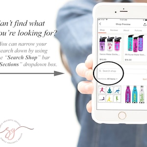 K&ouml;nnte beinhalten: Ein Smartphone zeigt eine Etsy-Shop-Vorschau mit Wasserflaschen und dem Text "K&ouml;nnen Sie nicht finden, was Sie suchen?" Der Bildschirm hebt die Suchleiste und das Dropdown-Men&uuml; f&uuml;r Abschnitte hervor.