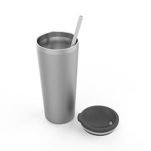 Puede incluir: Un vaso de acero inoxidable plateado con una tapa negra y una pajita blanca. El vaso est&aacute; vac&iacute;o.