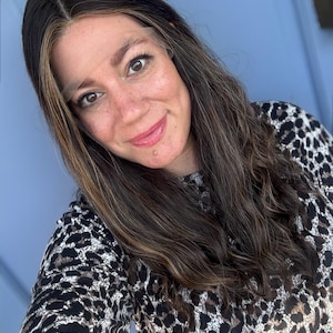 100% Echthaar Koscher Perücke Shitel 24-Zoll-Latered Amelia Wavy/Curly Medium Cap Lace Top S4366