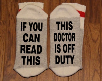 If You Can Read This ... This Doctor Is Off Duty (Word Socks - Funny Socks - Novelty Socks)