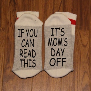 If You Can Read This ... It&#39;s Mom&#39;s Day Off (Word Socks - Funny Socks - Novelty Socks)