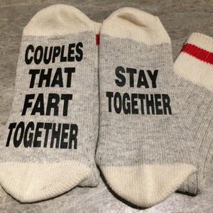 Parejas que están muy juntas... Permanecen juntas (calcetines de palabras - calcetines divertidos - calcetines novedosos)