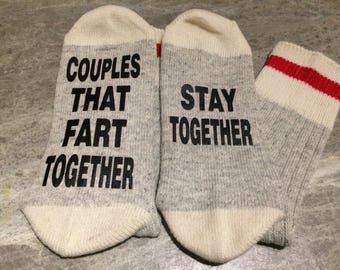 Couples That Far Together... Stay Together (Chaussettes Word - Chaussettes rigolotes - Chaussettes fantaisie)