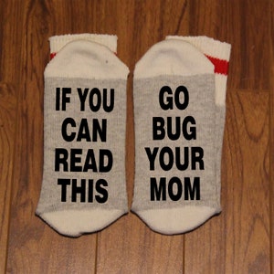 Si puedes leer esto... Ve a molestar a tu mamá (calcetines de palabras - calcetines divertidos - calcetines novedosos)
