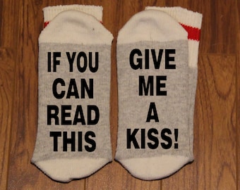 If You Can Read This ... Give Me A Kiss! (Word Socks - Funny Socks - Novelty Socks)