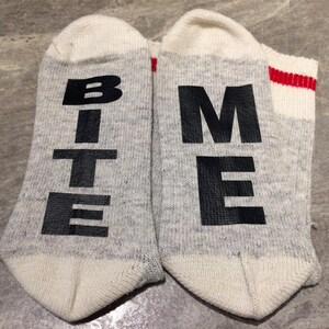 Bite...Me (Wort Socken - Lustige Socken - Scherzsocken)