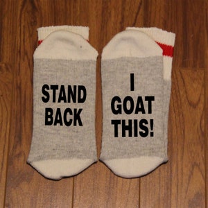 Stand Back ... I Goat This! (Wort Socken - Lustige Socken - Neuheit Socken)
