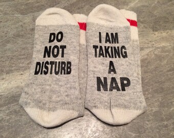 Bitte nicht stören ... ich mache ein Nickerchen (Wort Socken - Lustige Socken - Neuheit Socken)