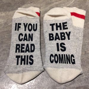 If You Can Read This ... The Baby Is Coming (Word Socks - Funny Socks - Novelty Socks)