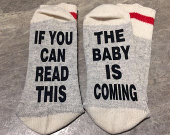 If You Can Read This ... The Baby Is Coming (Word Socks - Funny Socks - Novelty Socks)