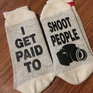Me pagan... por fotografiar a la gente (calcetines de palabras - calcetines divertidos - calcetines novedosos) con silueta de cámara