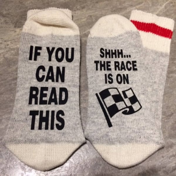 Wenn Du das lesen kannst ... Pssst ... The Race Is On (Wortsocken - Lustige Socken - Neuheitssocken)