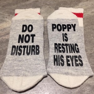 No molestar... Poppy está descansando sus ojos (calcetines de palabras - calcetines divertidos - calcetines novedosos)