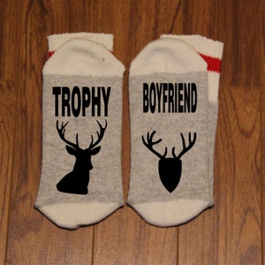 Trophäe ... Boyfriend (Wort Socken - Lustige Socken - Neuheit Socken) mit Hirschkopf und montierten Hirschkopf Silhouetten