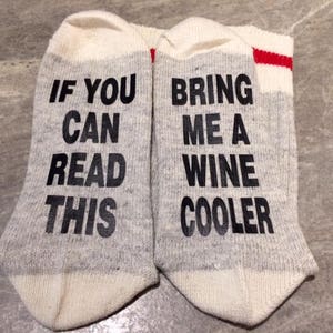 Wenn Sie das lesen können ... bringen Sie mir einen Weinkühler (Wort Socken - Lustige Socken - Neuheit Socken)