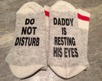 Bitte nicht stören ... Daddy Is Resting His Eyes (Wortsocken - Lustige Socken - Neuheit Socken)