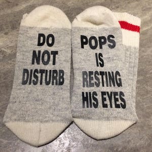 Bitte nicht stören ... Pops ruht seine Augen aus (Wortsocken - Lustige Socken - Neuheit Socken)