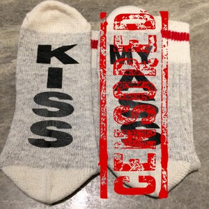 Kiss... My Ass (Wort Socken - Lustige Socken - Scherz Socken)
