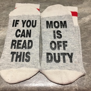 If You Can Read This ... Mom Is Off Duty (Word Socks - Funny Socks - Novelty Socks)