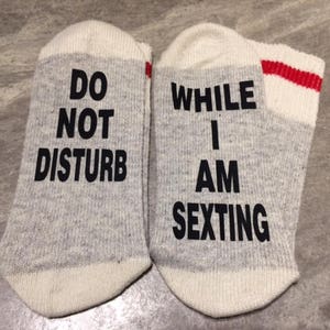 No molestar... mientras estoy sexteando (calcetines de palabras - calcetines divertidos - calcetines novedosos)