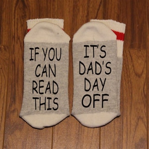 If You Can Read This ... It&#39;s Dad&#39;s Day Off (Word Socks - Funny Socks - Novelty Socks)