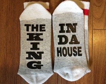 The King ... In Da House (Word Socks - Funny Socks - Novelty Socks)