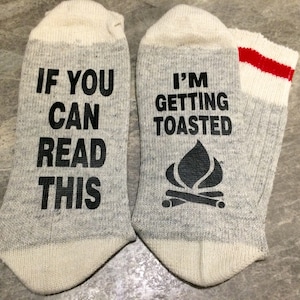 Si puedes leer esto... Me estoy brindando (calcetines de palabras - calcetines divertidos - calcetines novedosos)