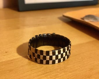 Pulsera tejida en negro y tostado