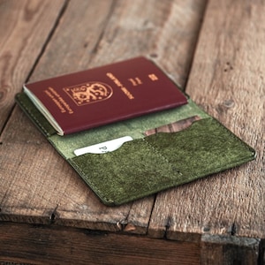 Cartera para pasaporte / Funda de cuero para pasaporte hecha a mano / Cuero italiano de grano completo curtido vegetal / Funda para pasaporte verde / Hecha a mano en Finlandia