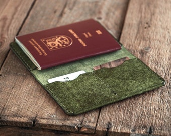 Passport Wallet | Handmade leather passport case | Vegetable tanned full grain Italian leather | Green passport cover | Handmade in Finland