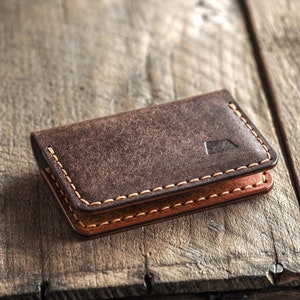 BILLETERA JOURNEYMAN - Billetera fina hecha a mano - Billetera plegable para hombre - Accesorio atemporal - Billetera duradera de cuero vegetal de plena flor