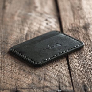 Cartera adecuada / Tarjetero de cuero minimalista hecho a mano / Tarjetero negro / Cartera de bolsillo frontal para hombre de cuero curtido vegetal de grano completo