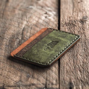 Cartera adecuada / Tarjetero de cuero minimalista hecho a mano / Tarjetero verde / Cartera de bolsillo frontal / Cuero curtido vegetal de grano completo