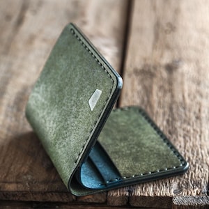 Portefeuille NERO | Portefeuille à deux volets en cuir fait main | Portefeuille bleu vert pour homme | Fabriqué en Finlande avec du cuir pleine fleur au tannage végétal