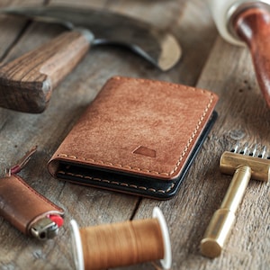 Cartera Ranch / Cartera de cuero hecha a mano / Cartera de cuero marrón / Cartera plegable para hombres / Regalo para él / Cartera para tarjetas plegable Fabricada en Finlandia