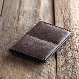 Cartera para pasaporte / Funda de cuero para pasaporte hecha a mano / Cuero italiano de grano completo curtido vegetal / Funda para pasaporte marrón / Hecha a mano en Finlandia