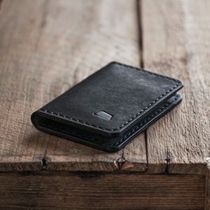 Cartera Ranch / Cartera de cuero curtido vegetal negro / Cartera negra de dos pliegues para hombre / Regalo para él / Tarjetero de dos pliegues / Hecho en Finlandia