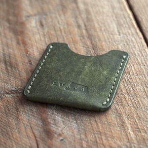 Venture-portemonnee, groene kaarthouder, kleine leren portemonnee voor heren, handgemaakt accessoire, plantaardig gelooid volnerfleer, minimalistisch ontwerp