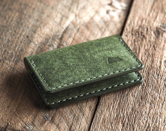 Journeyman Wallet | Handmade minimalist leather wallet made with vegetable tanned full grain Italian leather | Green wallet made in Finland