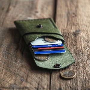Überschlag Geldbörse | Handgefertigte minimalistische Ledergeldbörse | grüner Kartenhalter | vordere Einstecktasche Portemonnaie | grüne Geldbörse | edv | hergestellt in Finnland
